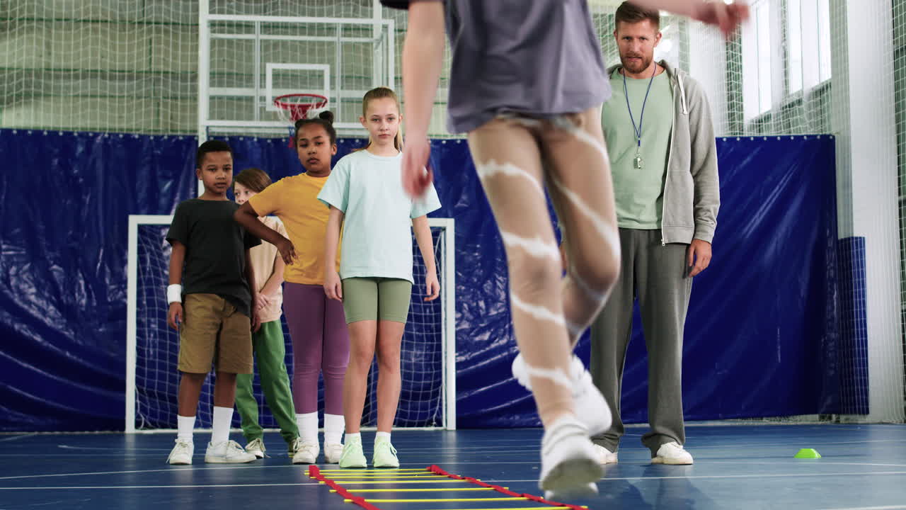 niños entrenando en el interior