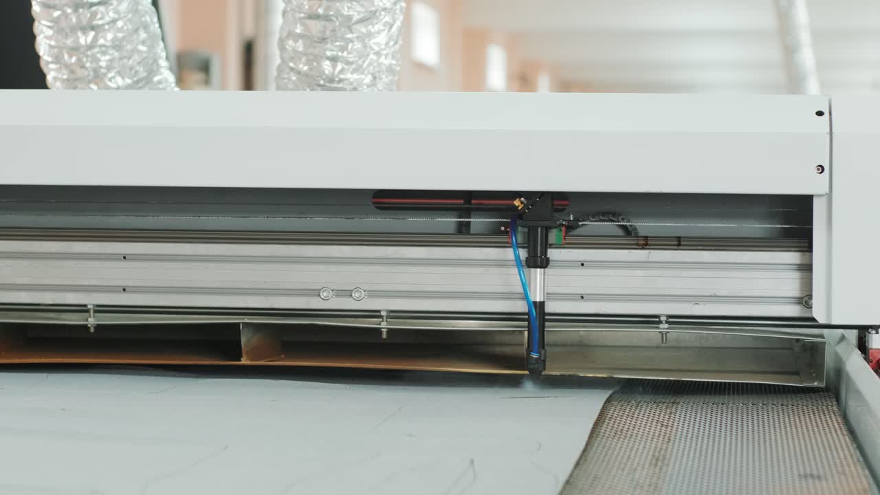 máquina cnc para cortar telas, materiales textiles y cuero, marcado y medición por láser. producción moderna de calzado.