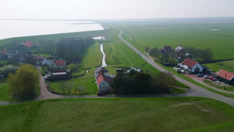 Casa-De-Pueblo-De-Giethoorn,-Carretera-Y-Coche---Volando-De-Lado