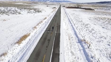 La-Cámara-Sigue-A-Una-Mujer-Caminando-En-Medio-De-La-Carretera