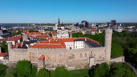 Hermoso-Drone-Aéreo-Disparado-Sobre-El-Castillo-De-Toompea,-Casco-Antiguo-De-Tallin