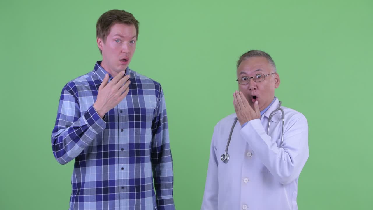 녹색 배경에 놀랐고 충격을 받은 의사와 환자의 스튜디오