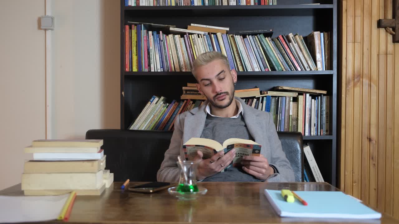 leer detrás de la estantería