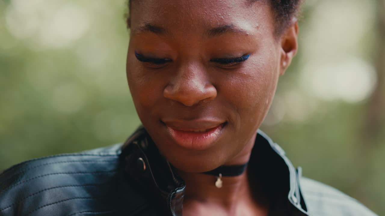 야외에서 스마트폰을 사용하는 여성