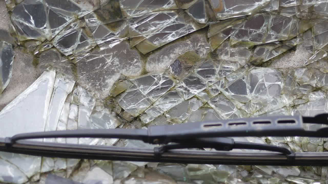 와이퍼 블레이드와 함께 부러진 자동차 앞 유리창