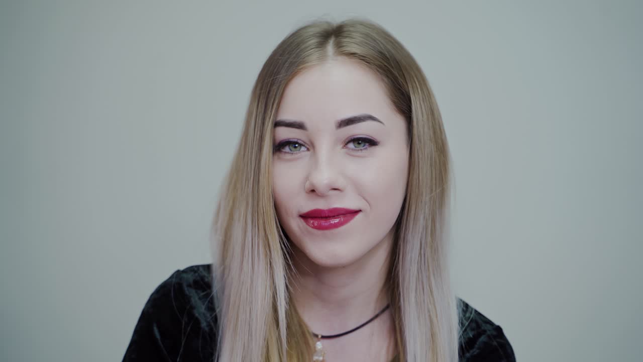 Ritratto di bellezza di donna. Primo piano del viso di una bella donna felice in studio.