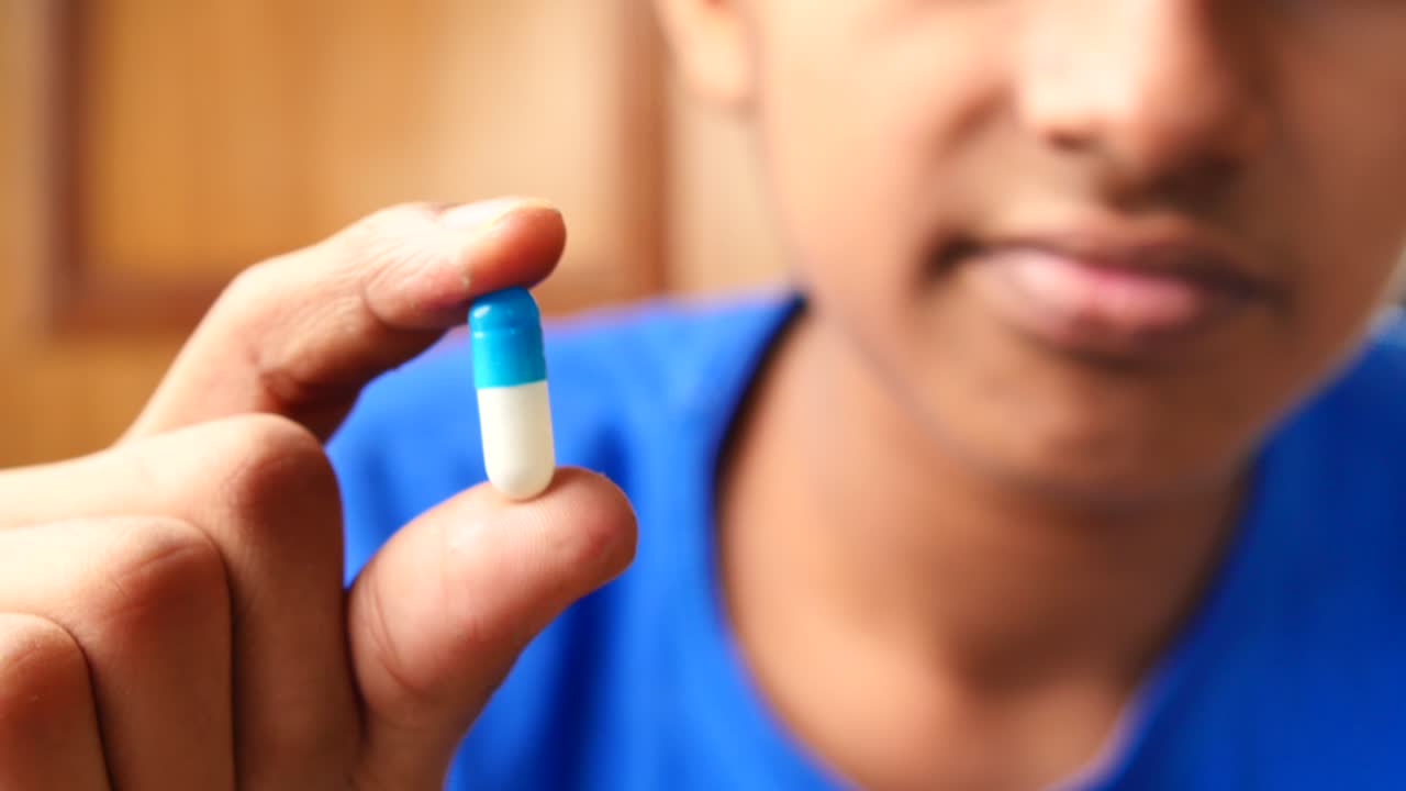niño con una cápsula de píldora