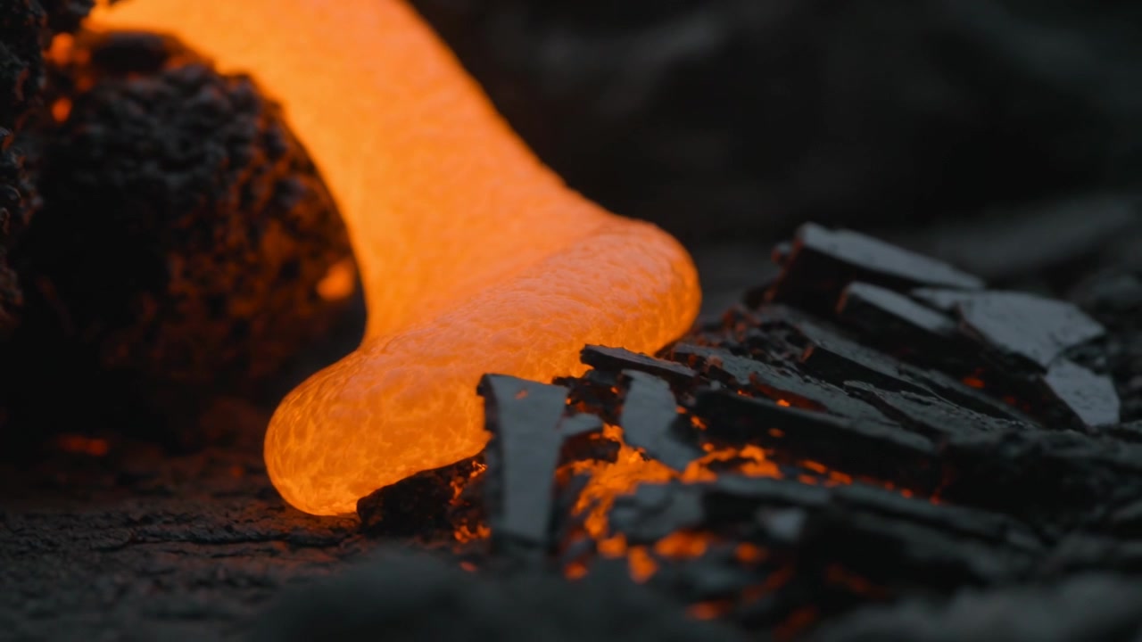 Inkomende gesmolten stroom raakt gietbed, vlakt af, verspreidt zich en koelt af over donkere slak.