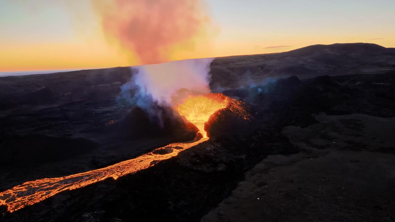 Vulcano Fagradalsfjall nell'Islanda sud-occidentale al tramonto.