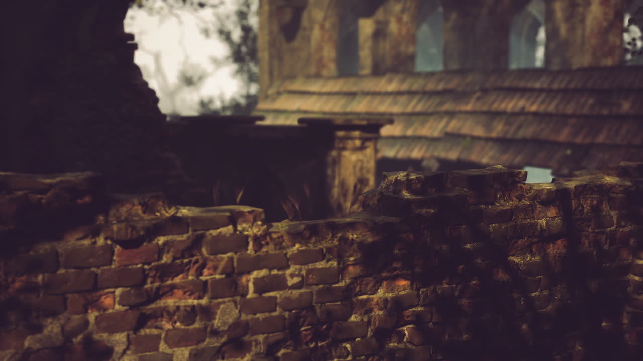 руины старого кирпичного здания