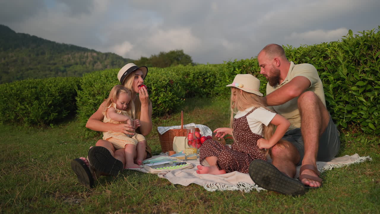 Picnic in famiglia in una piantagione di tè
