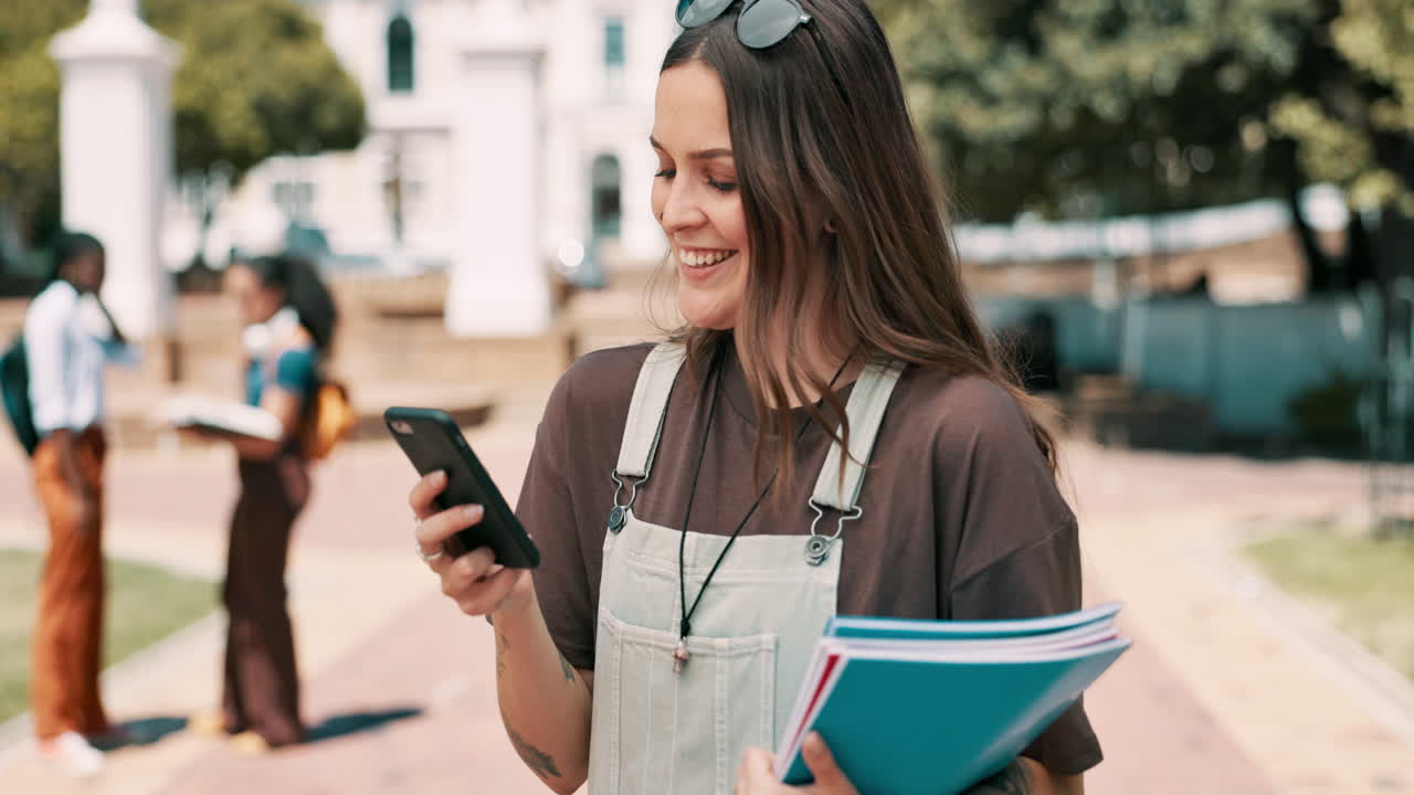 estudiante usando un teléfono inteligente en el campus