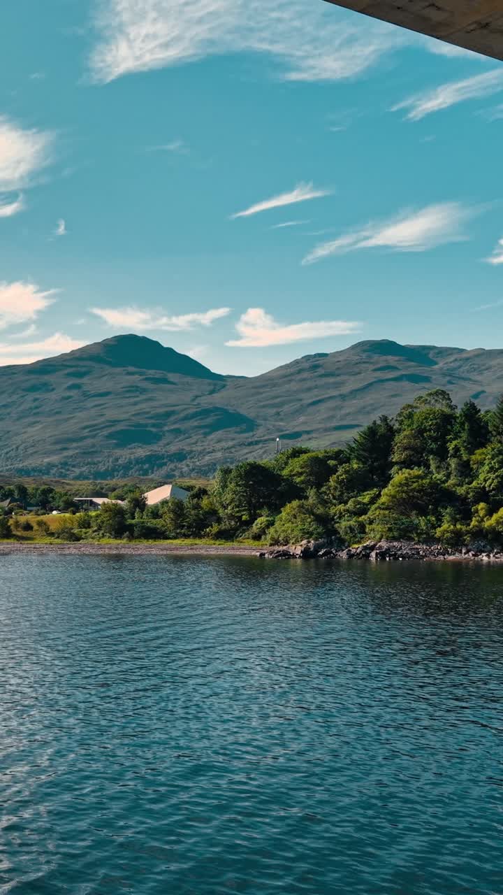 Smukt luftfoto af Skotlands landskab med en bro og bjerge