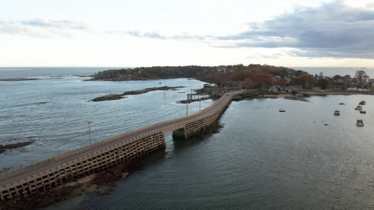 los barcos descansan en la bahía de la isla bailey cerca del puente cribstone