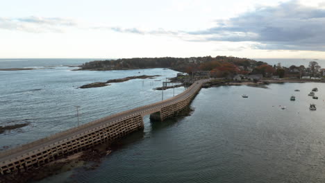 Los-Barcos-Descansan-En-La-Bahía-De-La-Isla-Bailey-Cerca-Del-Puente-Cribstone