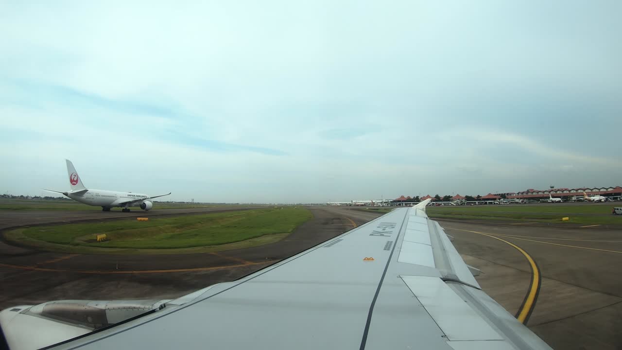 비행기 창문에서 활주로로의 전망