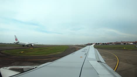 vista desde la ventana de la aeronave a la pista