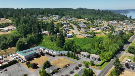 Vista-Aérea-De-Los-Barrios-De-Clinton-En-Whidbey-Island-Con-Instalaciones-De-Almacenamiento-Local-En-Primer-Plano