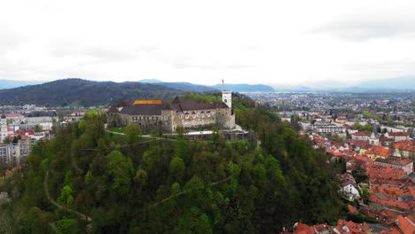 Vídeo-Cinematográfico-De-Drones-En-órbita-Del-Castillo-De-Liubliana-En-Tiempo-Nublado