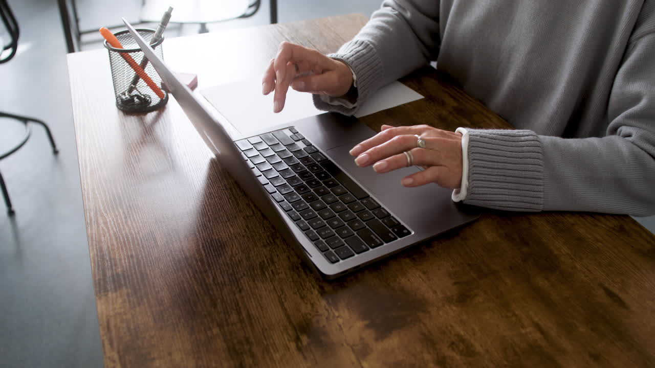 교실에서 컴퓨터를 사용하는 학생