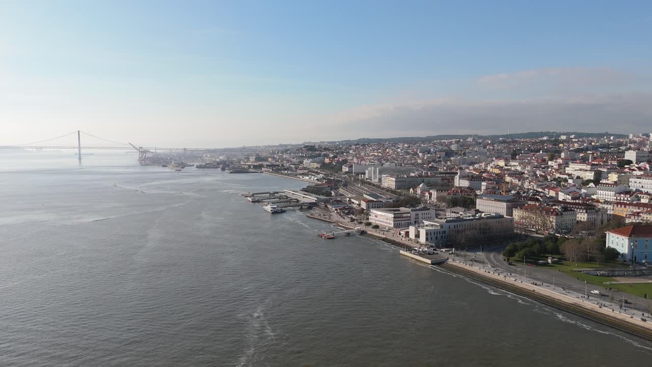 Panoramica aerea del fiume Tago e del porto dei traghetti a Lisbona, Portogallo, in una giornata di sole