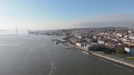 Vista-Aérea-Panorámica-Del-Río-Tajo-Y-El-Puerto-De-Ferry-En-Lisboa,-Portugal,-En-Un-Día-Soleado