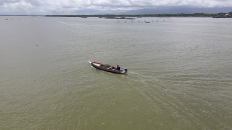 bote pequeño con pescadores flotando alrededor de la isla en tailandia