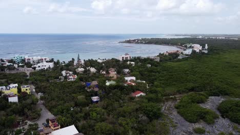 vista al complejo costero akumal half moon bay en méxico riviera maya, península de yucatán, méxico