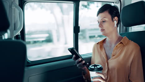 Businesswoman-traveling,-texting-on-phone