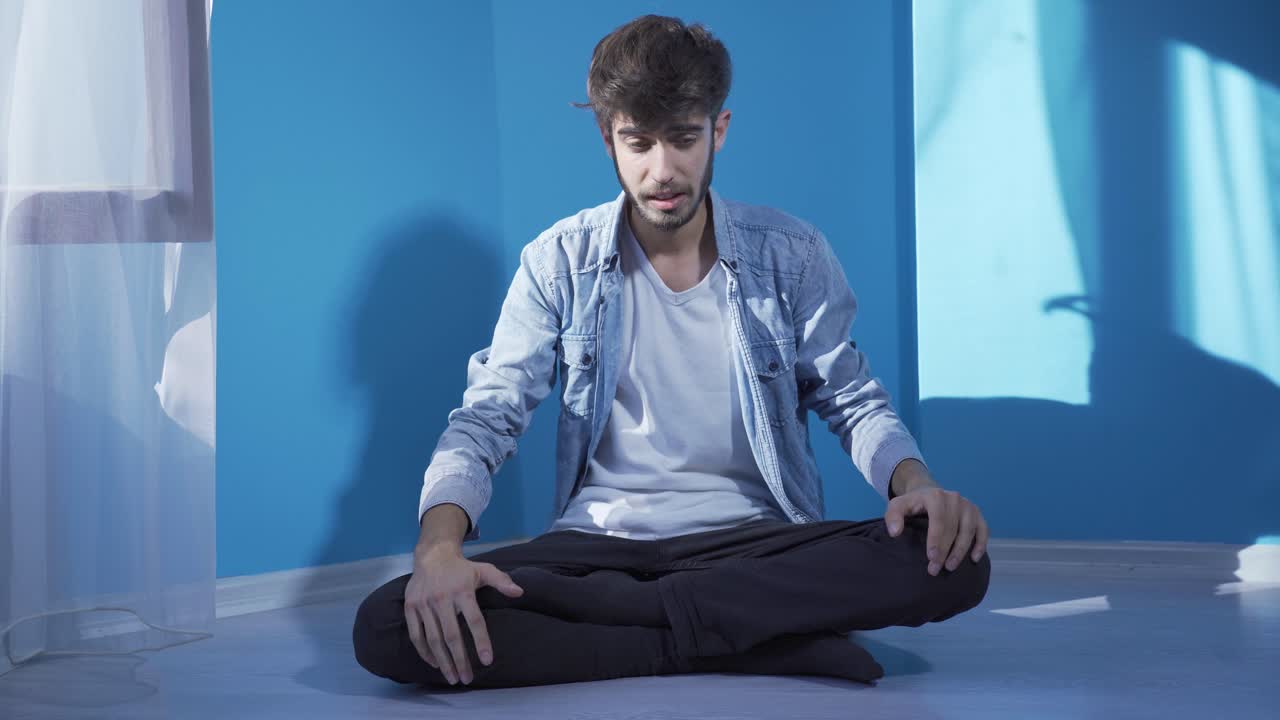 el hombre que golpea la pared con ira.