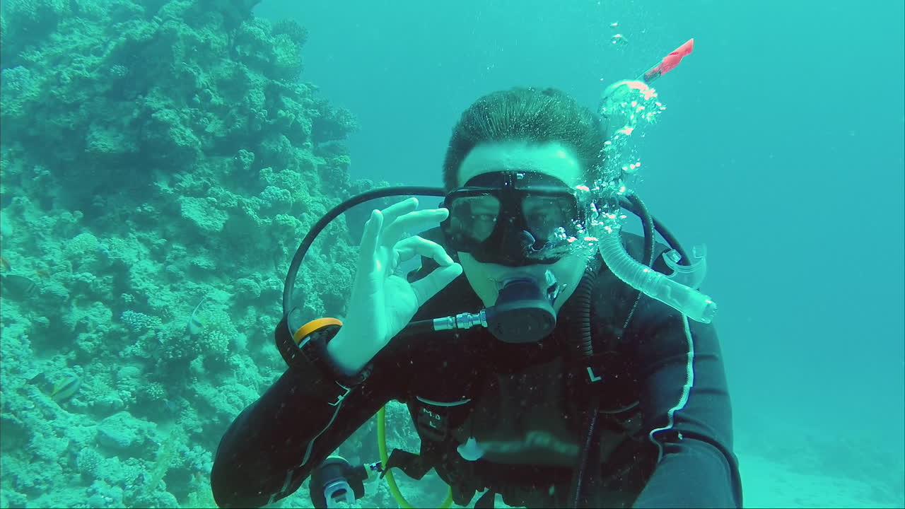 buzo muestra buen signo gran buceo y vacaciones