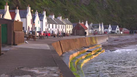 el pequeño pueblo pesquero escocés de pennan al atardecer 2