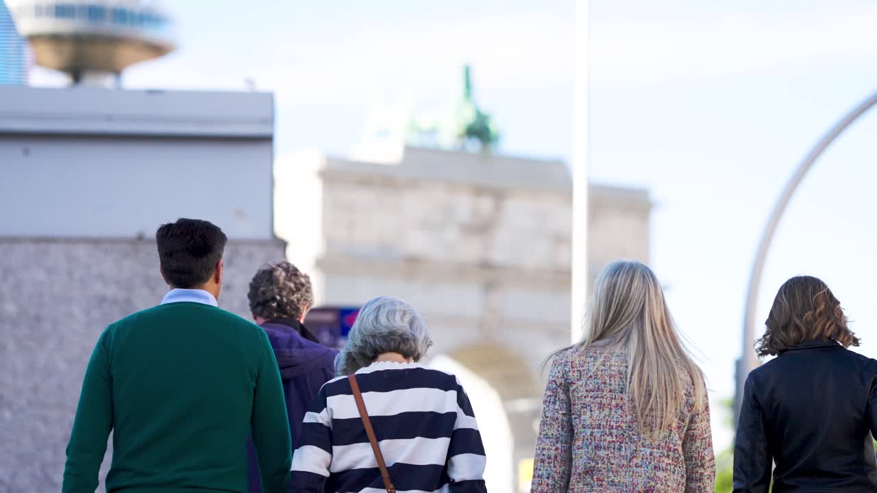 도시 거리에서 는 사람들