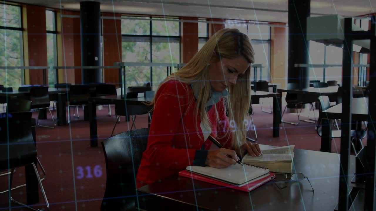 Donna che legge un libro aperto, prende appunti su un taccuino rosa, con sovrapposizioni numeriche che fluttuano sul vetro.