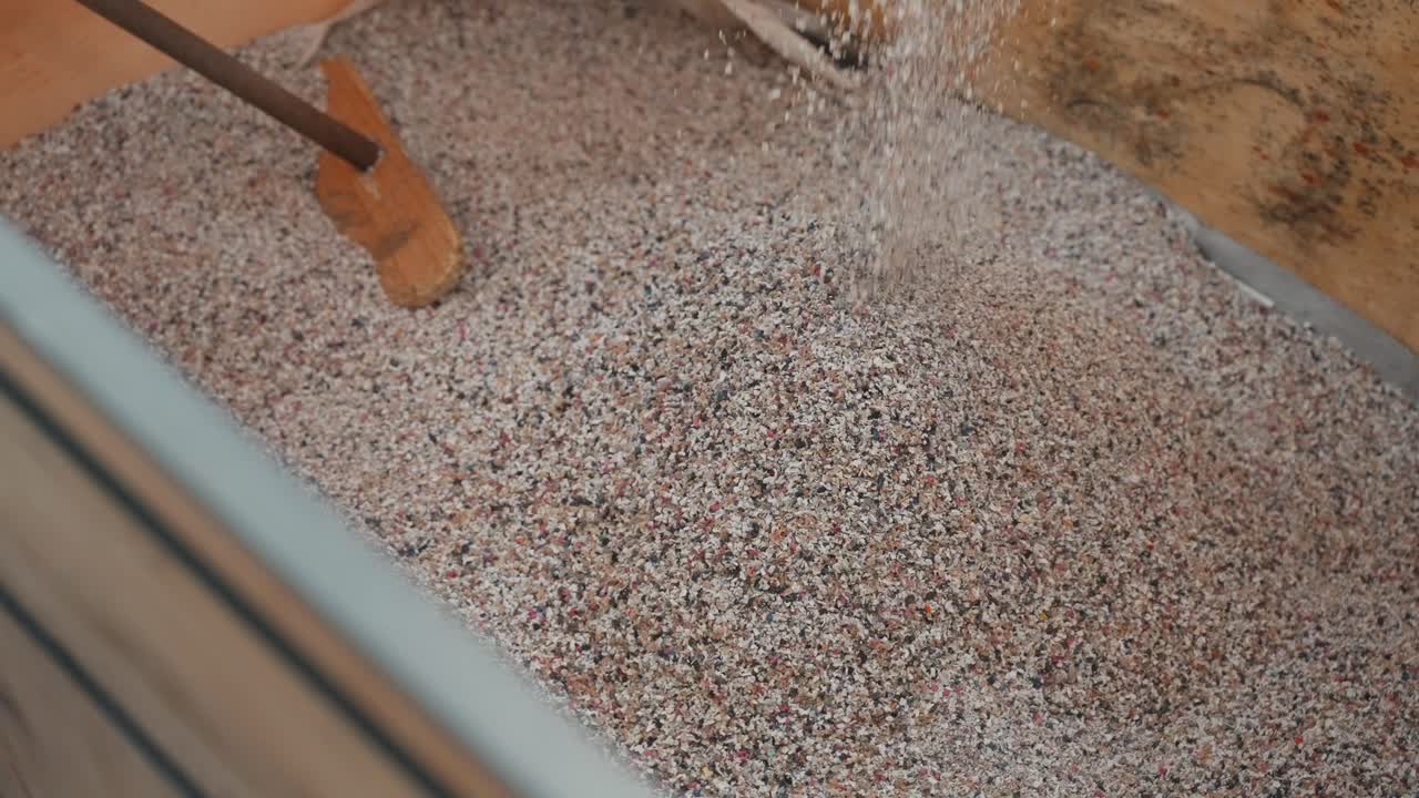 재활용 고무 알갱이가 수거함 안으로 떨어져 쌓이는 모습