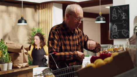 un anciano compra comida en frascos reutilizables