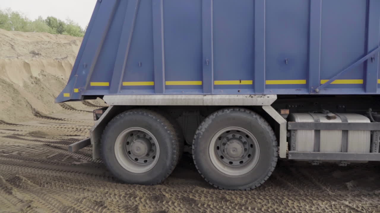 덤프 트럭이 모래를 실어 넣는