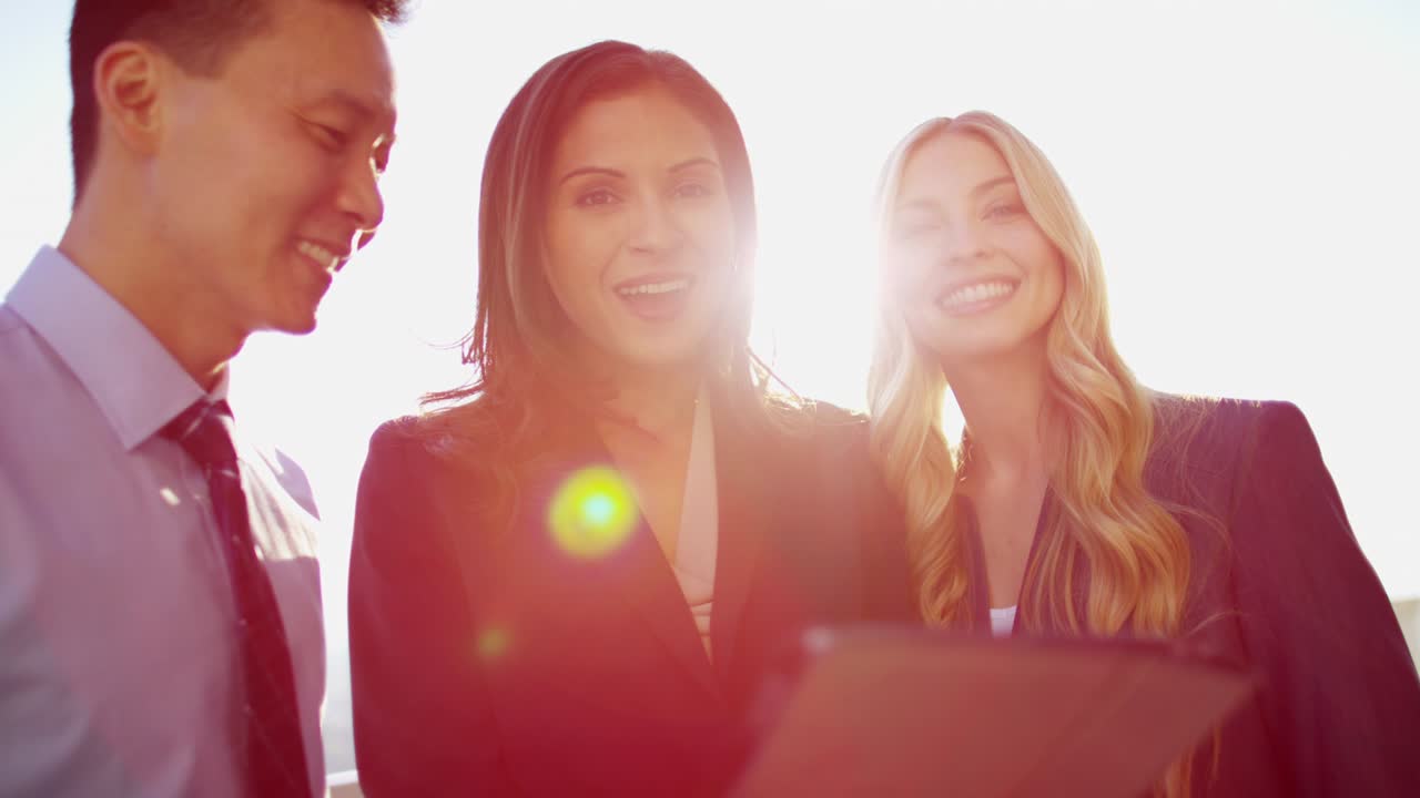 태블릿을 사용하는 다민족 사업가들의 초상화