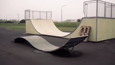 SlowMotion-footage-of-skater-doing-his-thing-on-icelandic-roads,-in-a-foggy,-dramatic-landscape