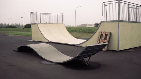 imágenes en cámara lenta de un patinador haciendo lo suyo en las carreteras islandesas, en un paisaje neblinoso y dramático