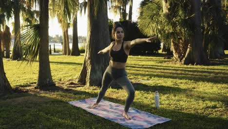 bella joven adulta despertándose para un yoga matutino temprano