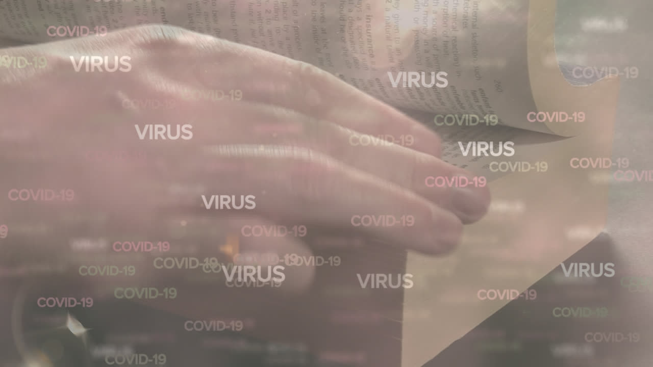 covid-19 y el texto del virus contra las manos tocando y leyendo la biblia