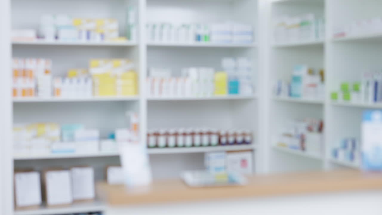 商品が陳列された薬局の棚のぼやけた眺め