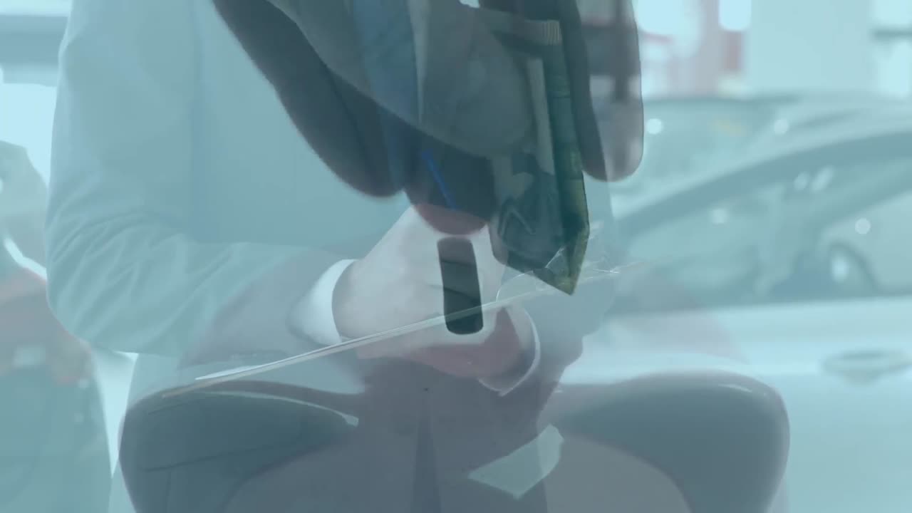 animación de una persona poniendo billetes en una alcancía sobre un hombre caucásico escribiendo en un archivo de papeles