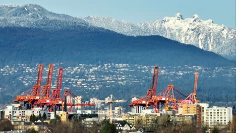 Grúas-Portuarias-En-El-Puerto-De-Vancouver-Con-Montañas-De-Urogallo-En-Segundo-Plano.