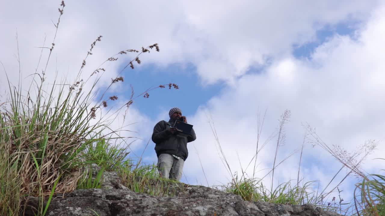 산에서 야외에서 핸드폰을 사용하는 남자
