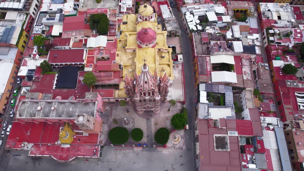 drone volando sobre la parroquia en san miguel de allende, méxico