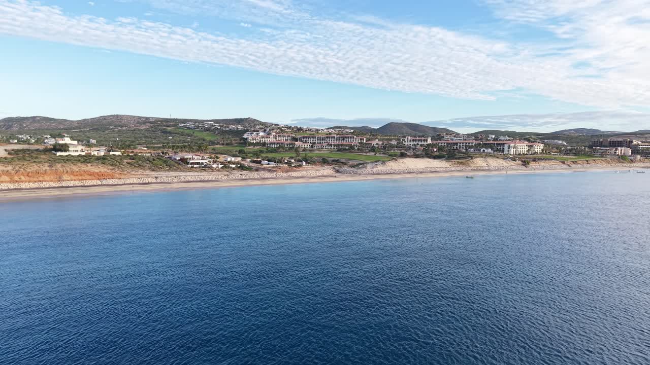 Movimento in avanti di un drone verso la costa lontana della città costiera di San José del Cabo, Messico