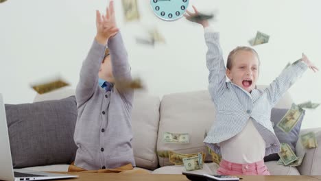 niños como ejecutivos de negocios tirando dinero en el aire 4k