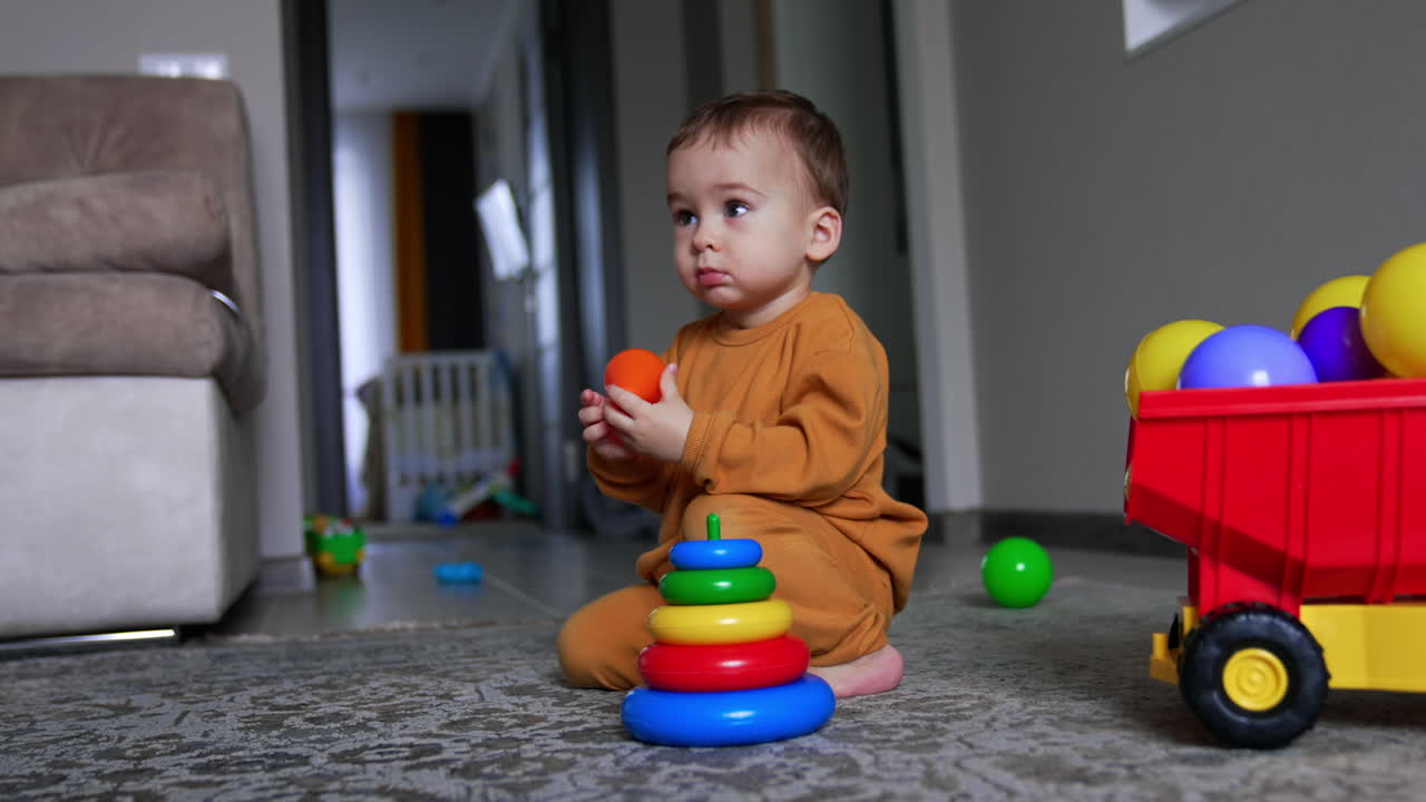 bebé jugando con juguetes en casa